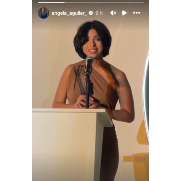 Ángela Aguilar con su premio a 'Mujer del Año 2024' / Foto: Instagram