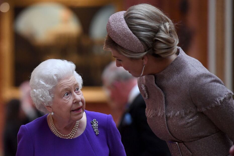 Con dos besos recibió la reina Isabel al rey Guillermo y Máxima de Holanda 