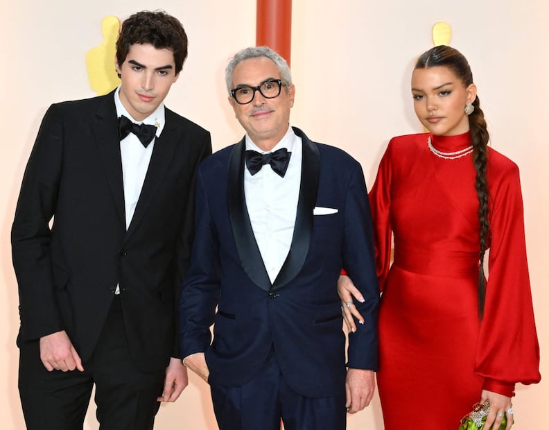 Alfonso Cuarón llega a los Oscar 2023 arropado de sus hijos Tess Bu y Olmo 