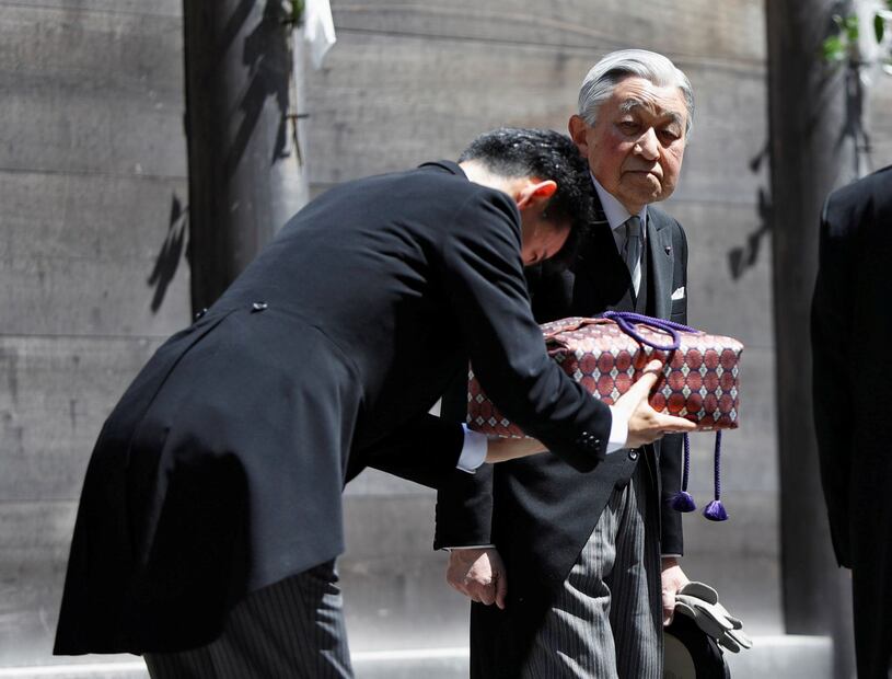 A 12 días de dejar el trono, el emperador Akihito asiste a su último ritual sagrado