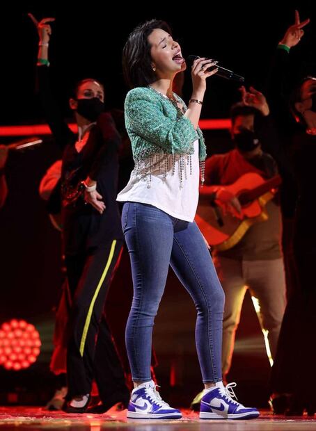 Ángela Aguilar conquista con skinny jeans y tenis Jordan, lo más hot del 2022
