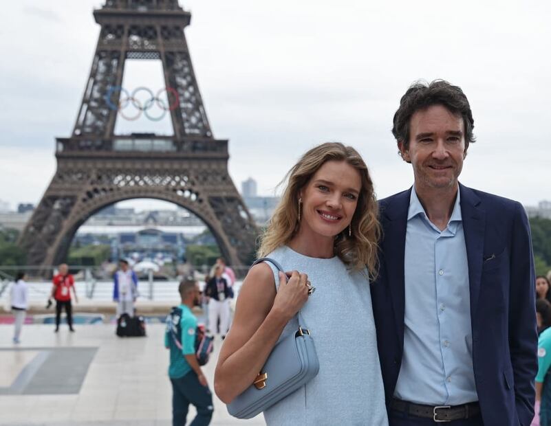 Antoine Arnault y su esposa Natalia Vodianova en la ceremonia de inauguración de los Juegos Olímpicos de París 2024 / Foto: EFE