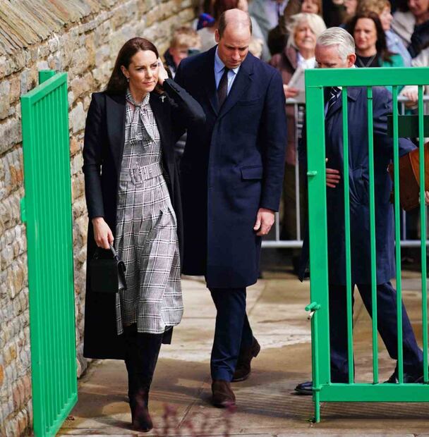 Bebé 'roba' a Kate Middleton su bolso Mulberry y ella estalla en risas
