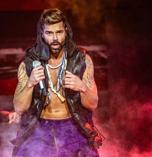 Ricky Martin sorprende al aparecer en brillos y transparencias 