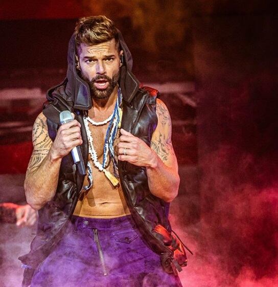 Ricky Martin sorprende al aparecer en brillos y transparencias 