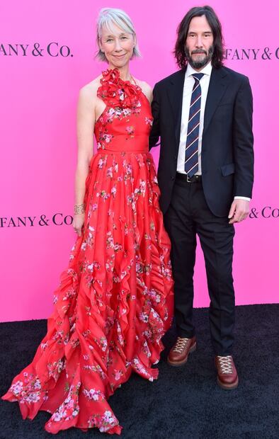Keanu Reeves y su novia Alexandra Grant, muy enamorados comparten un romántico beso frente a las cámaras