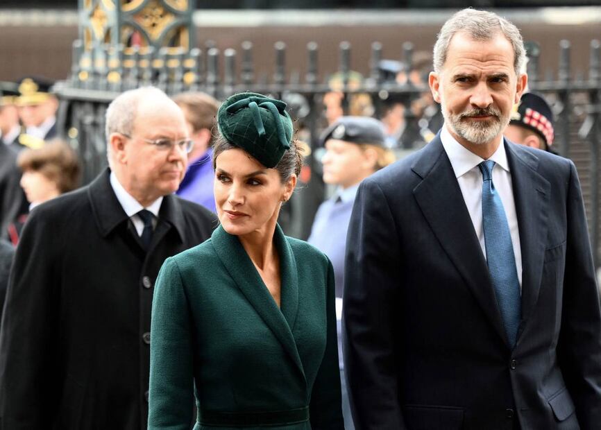 La reina Isabel II es captada con lágrimas en la misa en memoria del príncipe Felipe