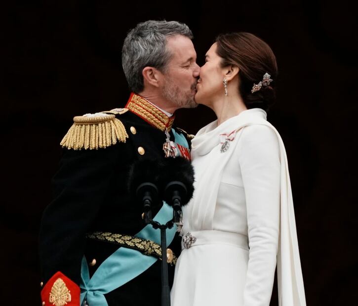 El beso de Federico y Mary de Dinamarca tras convertirse en reyes / EFE