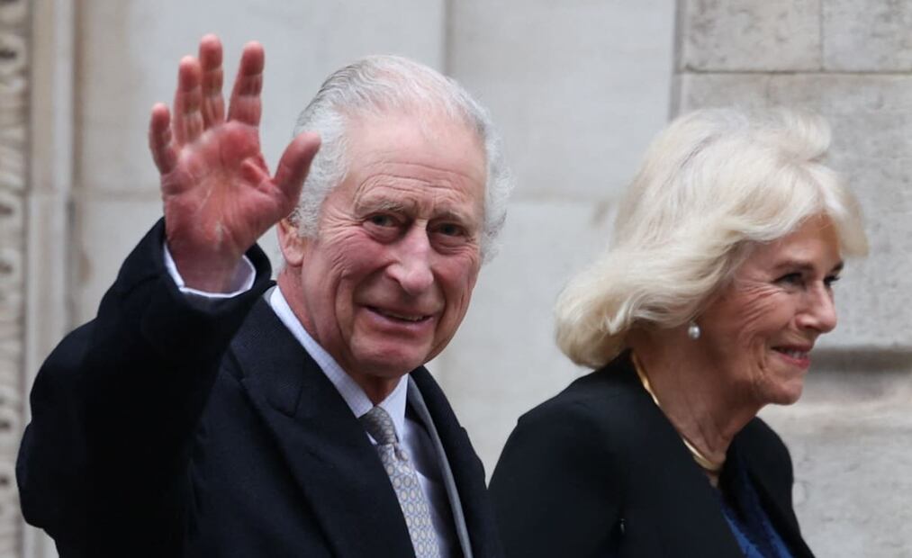 El rey Carlos III saliendo de London Clinic tras su operación de próstata junto a la reina Camila / AFP