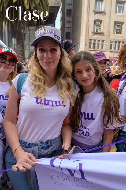 Paola Rojas y Martha Deschamps en la marcha del Día Internacional de las mujeres 