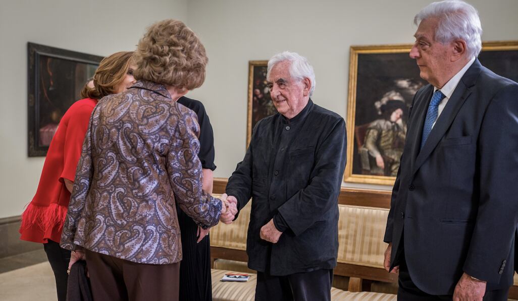 La reina Sofía entregó el Premio Iberoamericano de Mecenazgo 2024 a Antonio del Valle Ruiz, María Amalia León y al artista francés Daniel Buren
