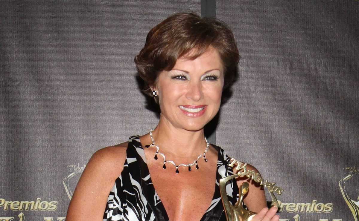 Lety Calderón se contonea muy sensual en bikini color rojo