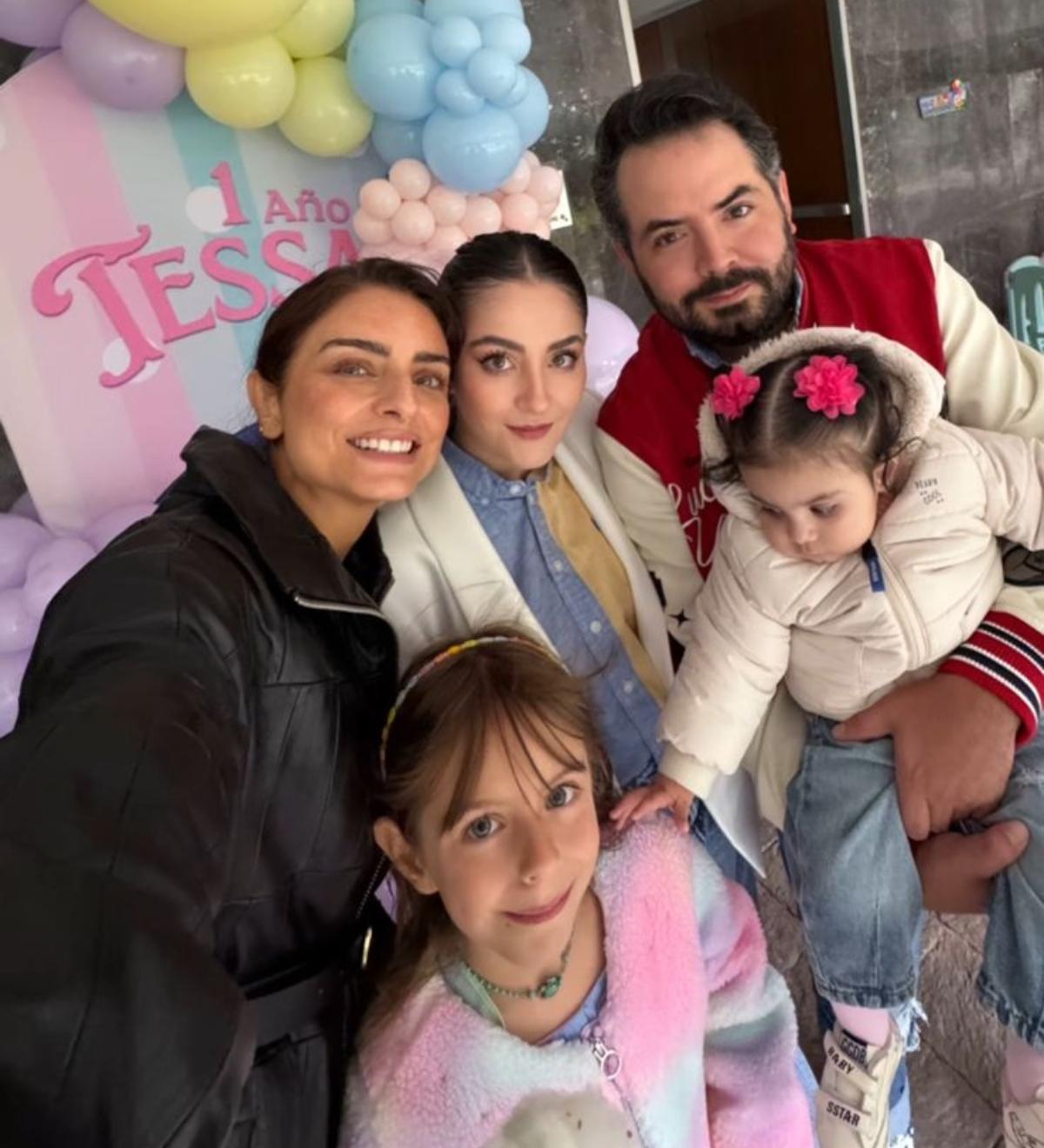 Aislinn Derbez, Paola Dalay, José Eduardo Derbez, Kailani y Tessa / Foto: Instagram  @aislinnderbez