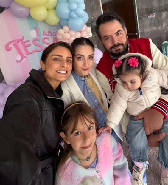 Aislinn Derbez, Paola Dalay, José Eduardo Derbez, Kailani y Tessa / Foto: Instagram @aislinnderbez