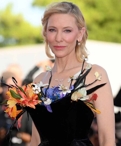 El lookazo de Cate Blanchett con flores en el pecho y las transparencias de Julianne Moore en Venecia