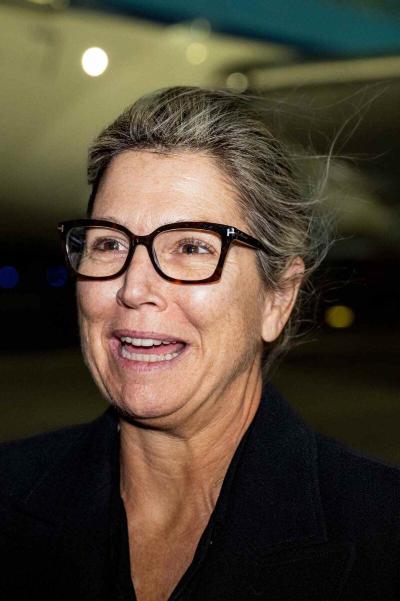 Máxima de Holanda con calcetines a la vista, chongo y sin maquillaje