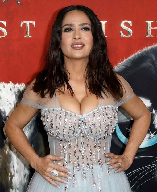 Salma Hayek en un increíble vestido de Cenicienta con atractivo escote