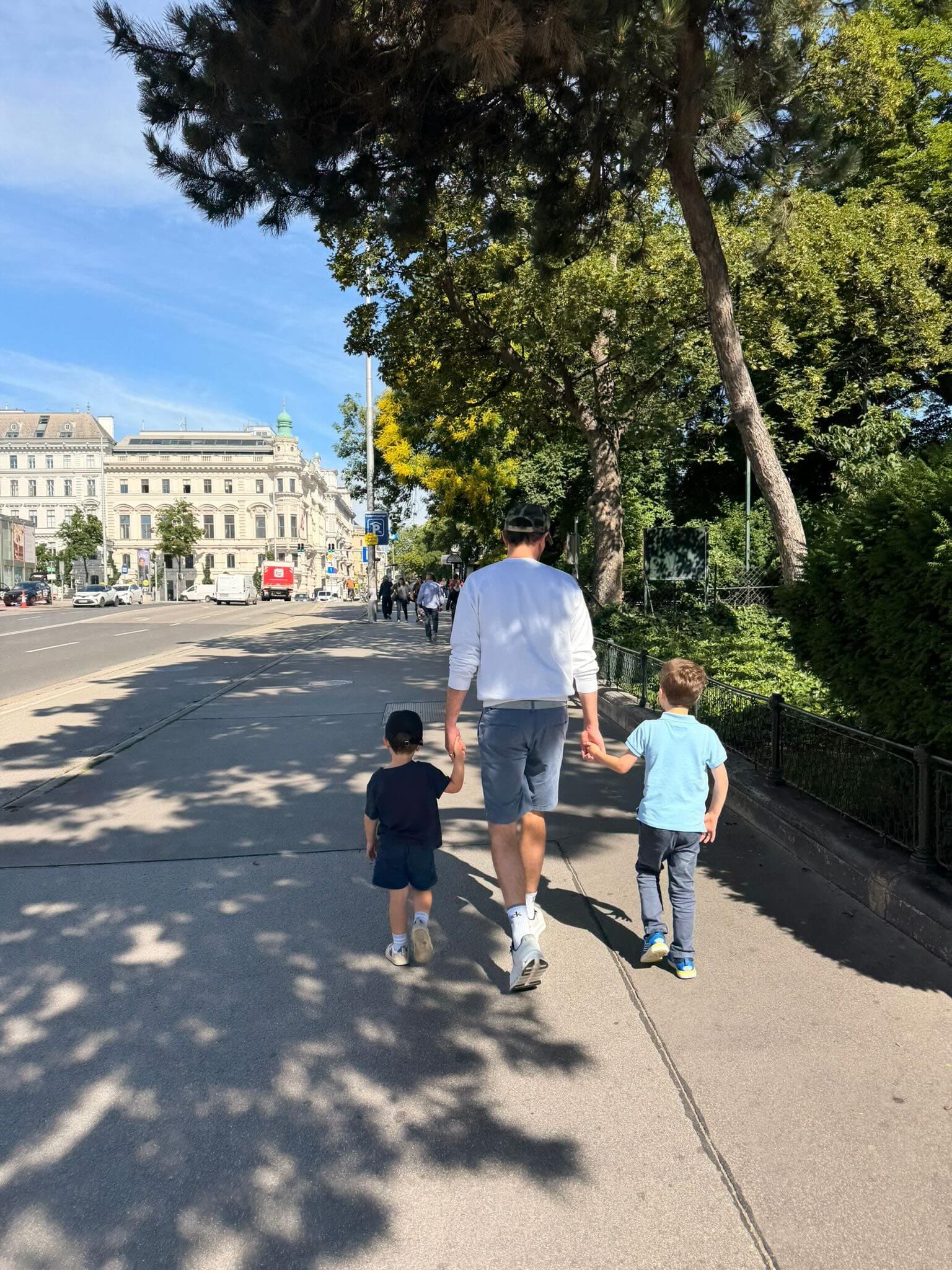 Jack Brooksbank con sus hijos August y Ernest. (Foto: Instagram)