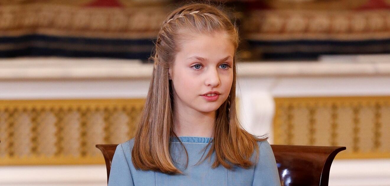 La princesa Leonor recibe el toisón de oro de manos del rey Felipe VI
