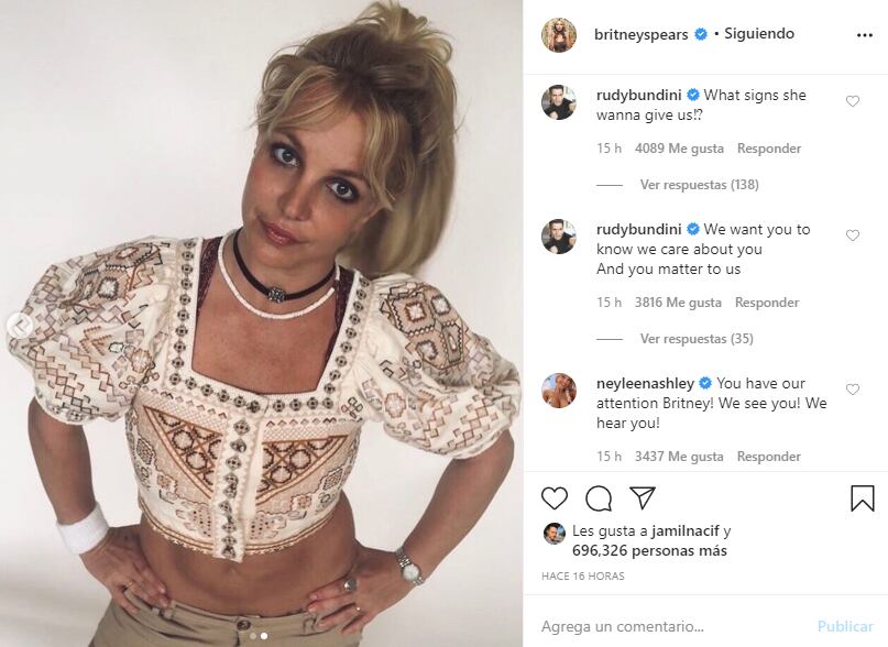 Britney Spears presume 'tatuaje' de cuerpo completo con sexy bikini 