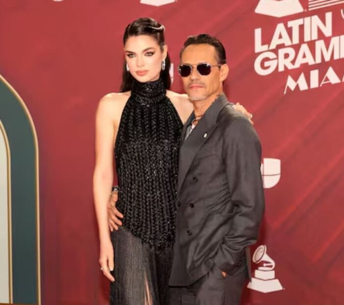 Marc Anthony y Nadia Ferreira en los Latin Grammy 2024 / Foto: AFP