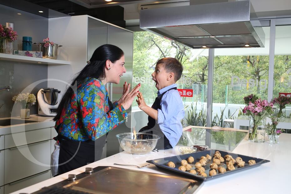 Zahie Téllez y Alexandra Rendón cocinan con sus hijos