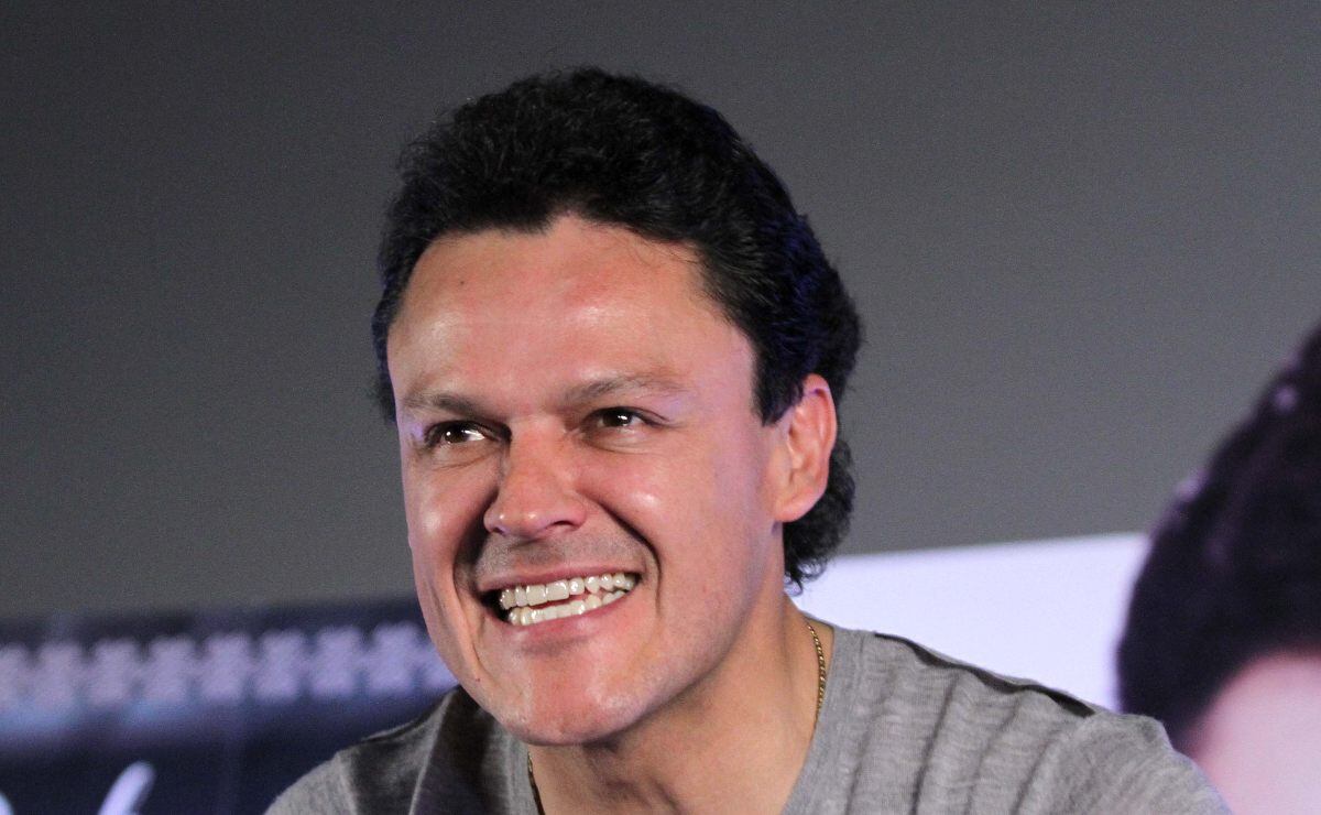 Pedro Fernández visita el santuario de Jesús Malverde para serie de Telemundo
