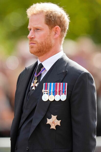 Los secretos que reveló Courtiers: el libro de Valentine Low sobre la familia real y Meghan y Harry