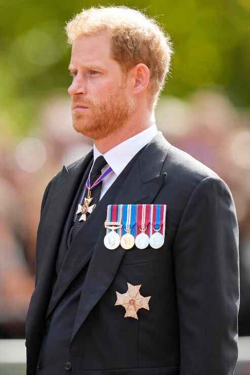 Los secretos que reveló Courtiers: el libro de Valentine Low sobre la familia real y Meghan y Harry
