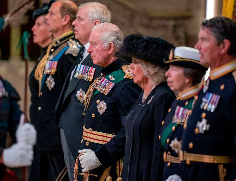 Carlos III, Ana del Reino Unido, el príncipe Andrés y Eduardo de Wessex encabezan la procesión del féretro de Isabel II
