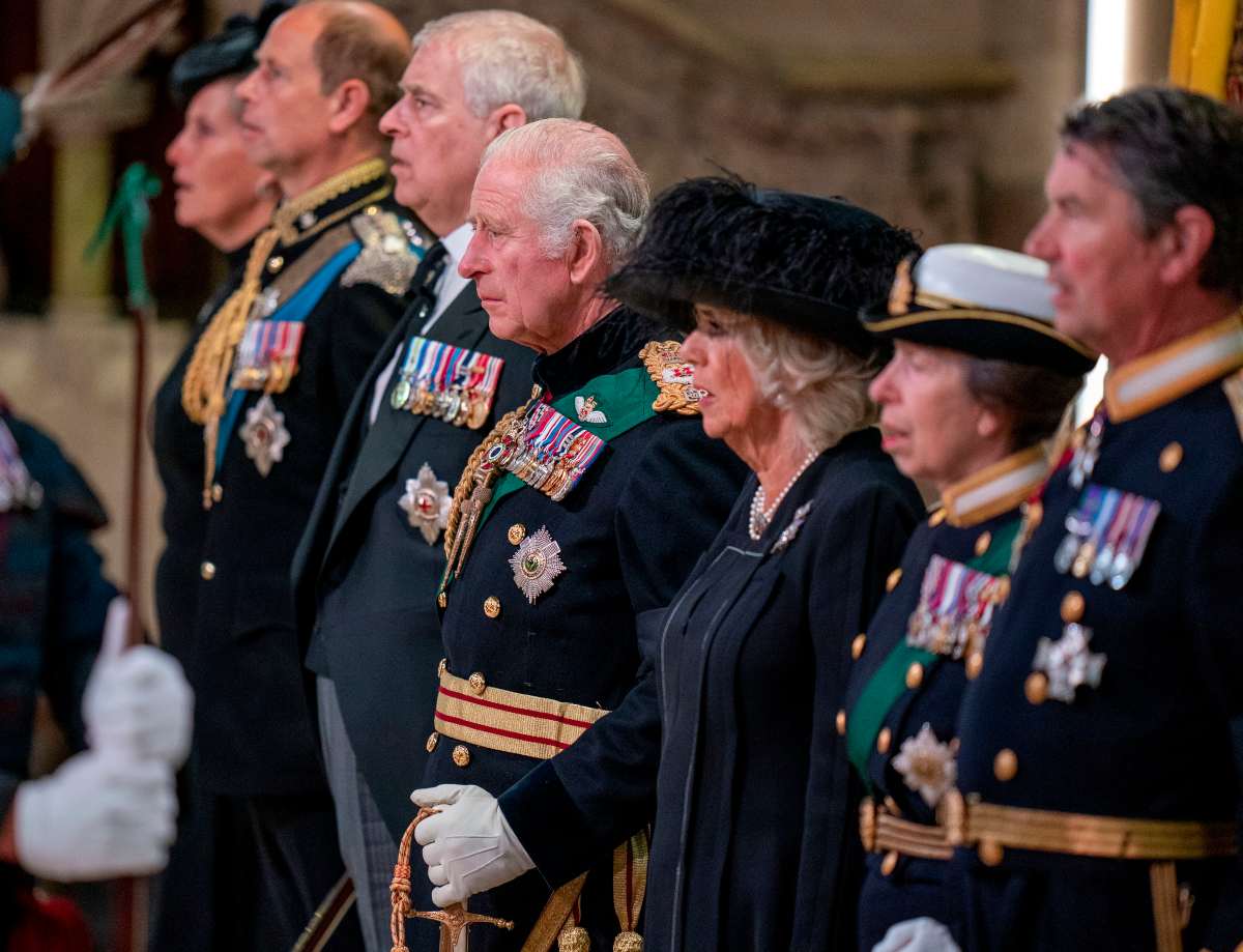 Carlos III, Ana del Reino Unido, el príncipe Andrés y Eduardo de Wessex encabezan la procesión del féretro de Isabel II