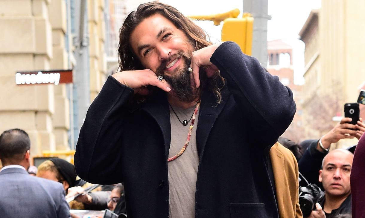 Mira a Jason Momoa sin camisa, con lodo y un poco de agua