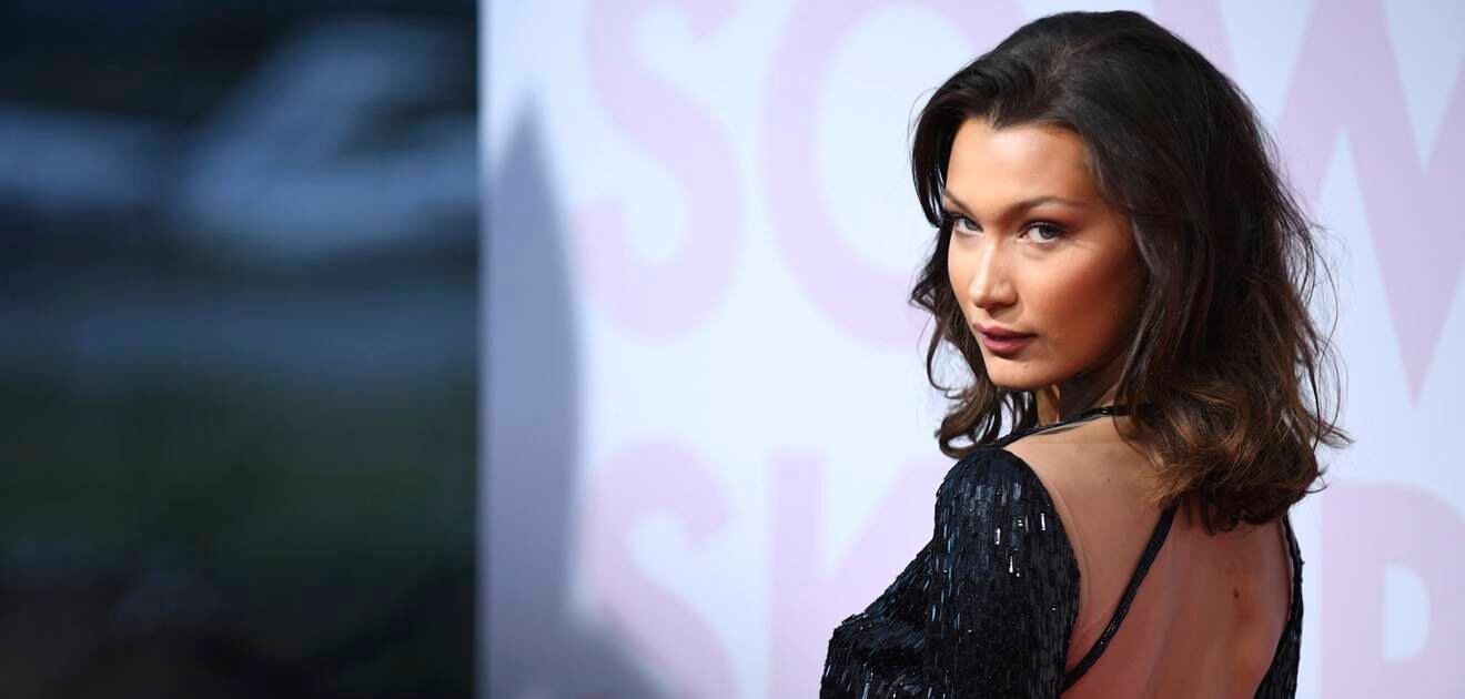 Bella Hadid comparte fotos en look total white en Instagram ¡supersexy!
