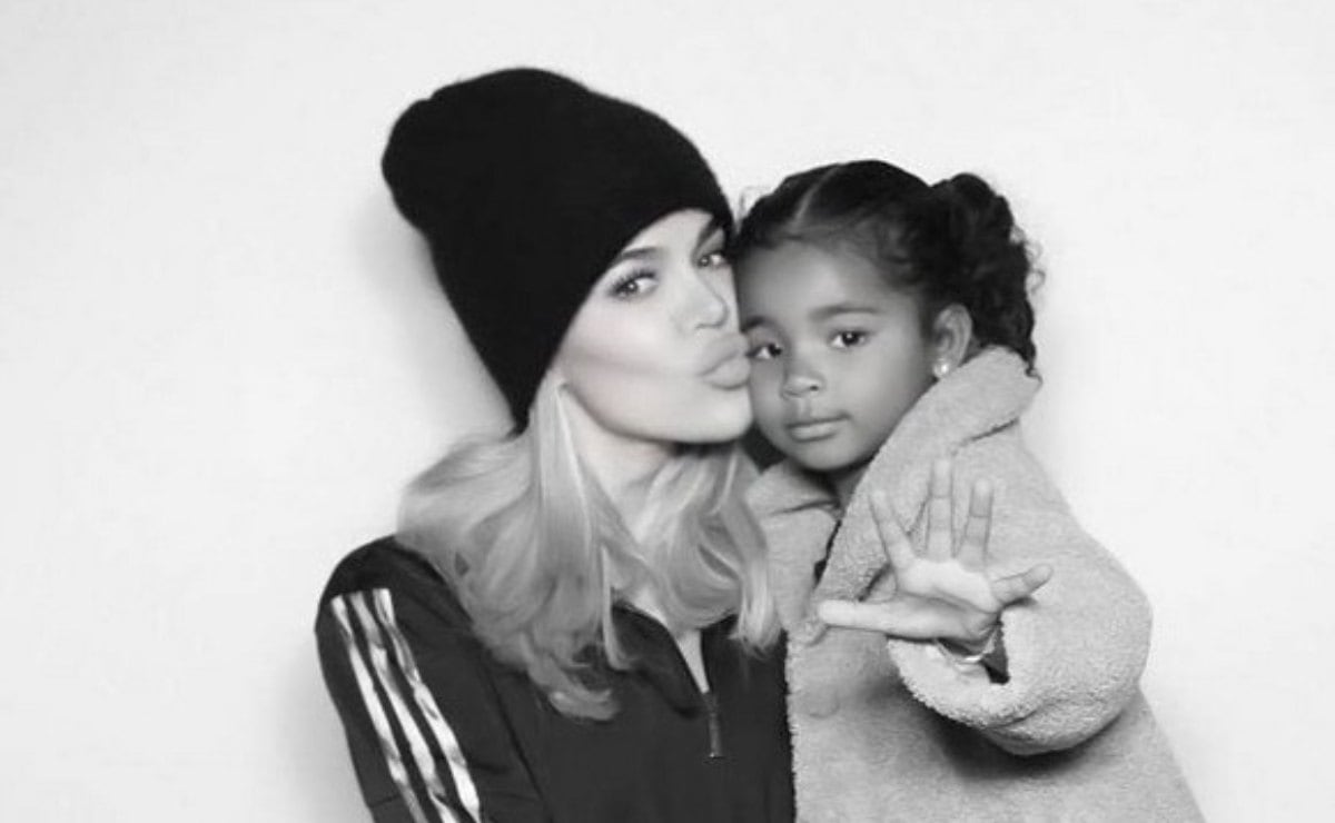 Khloé Kardashian presume a su hija True con bolso de 80 mil pesos