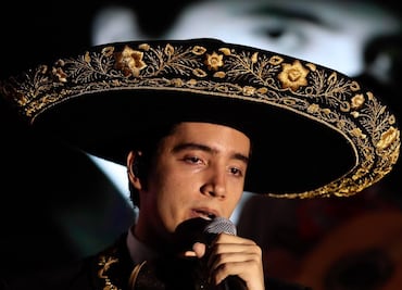 Alex Fernández canta en la IX Cumbre de las Américas en Estados Unidos