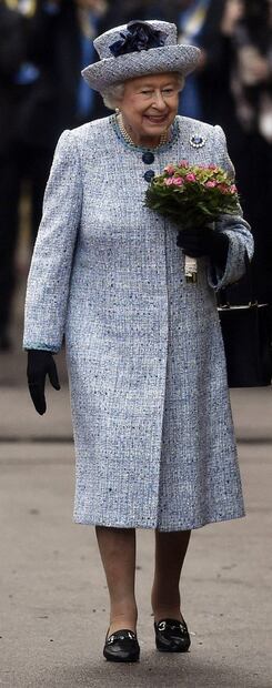 La reina Isabel II tiene un empleado dedicado a caminar con los zapatos nuevos para suavizarlos