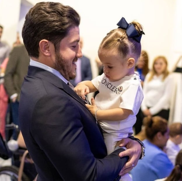 Samuel García, gobernador de Nuevo León, con su hija Mariel / Foto: Instagram