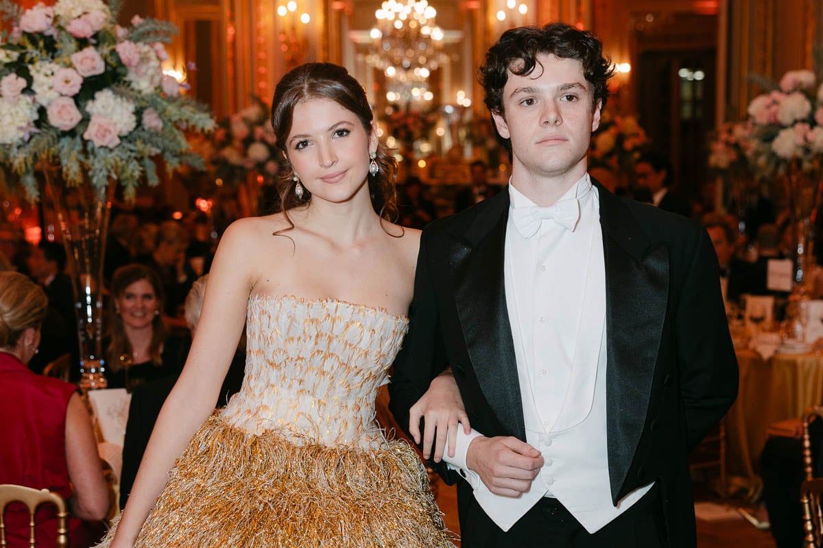 Josephine Haas, vestida por Guo Pei, y su cavalier, el conde Brando Leonardo Borletti, cuya madre es mexicana. (Foto: Morgan Amsellem)