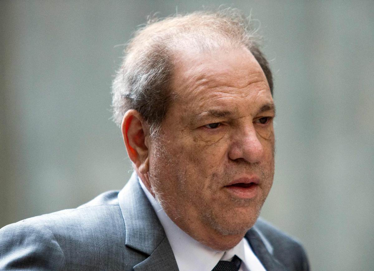 Trasladan a Harvey Weinstein a California, donde enfrenta más cargos de abuso sexual