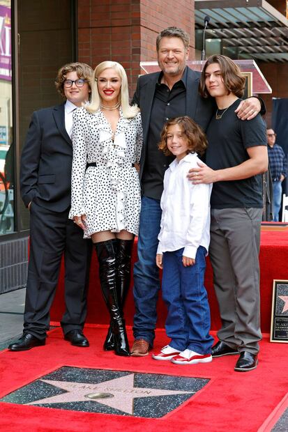 Zuma Rossdale, Gwen Stefani, Blake Shelton, Apollo Rossdale y Kingston Rossdale en el Paseo de la Fama de Hollywood, mayo de 2023 / Getty Images