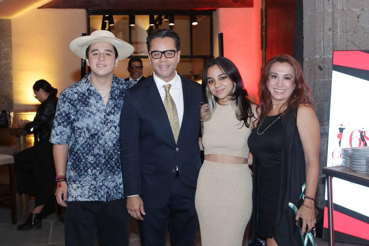 Sebastián, Andrés y Valeria Simg con Miriam Galindo. (Foto: Quadra Producciones para VIP)