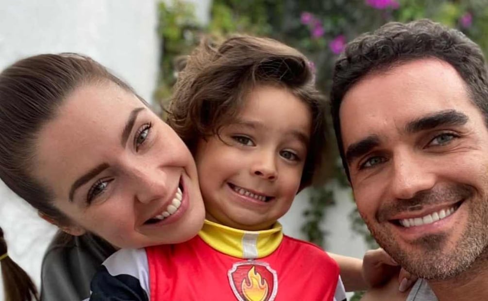 Ariadne Díaz y Marcus Ornellas junto a su hijo Diego / Foto: Instagram @ariadne
