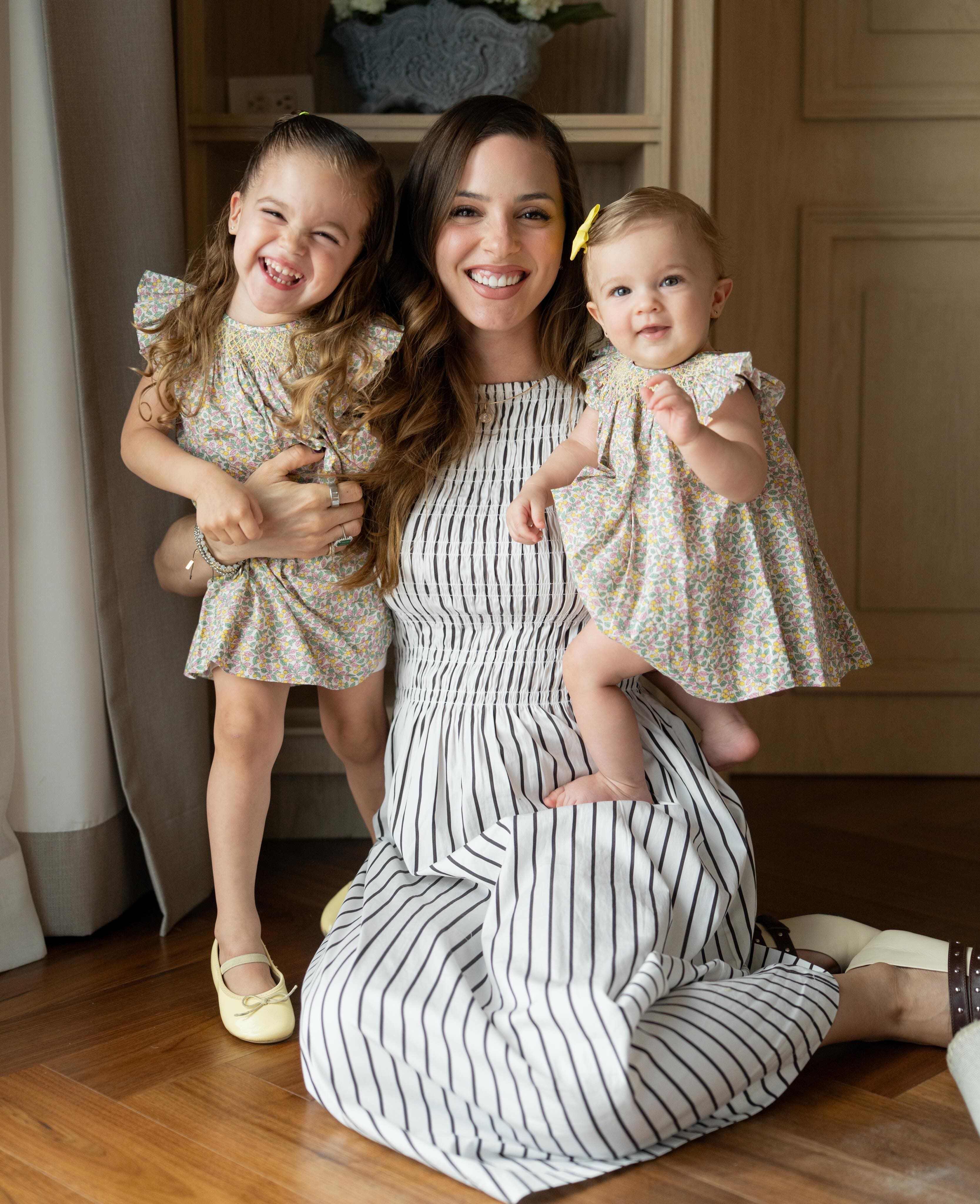 Mariana Rodríguez Cantu con Mariel e Isabel. (Foto: Instagram)