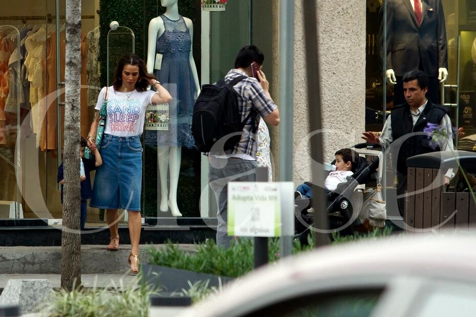Paparazzi: Biby Gaytán de shopping con sus gemelos Daniel y Manuel Capetillo