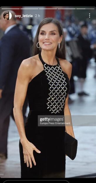 La reina Letizia lo hace de nuevo: vestido escotado y brazos de infarto 