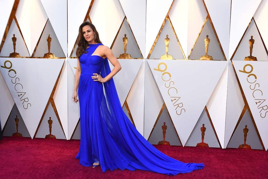 Jennifer Garner, sencilla y espectacular en rojo para la gala de los Oscar 2022