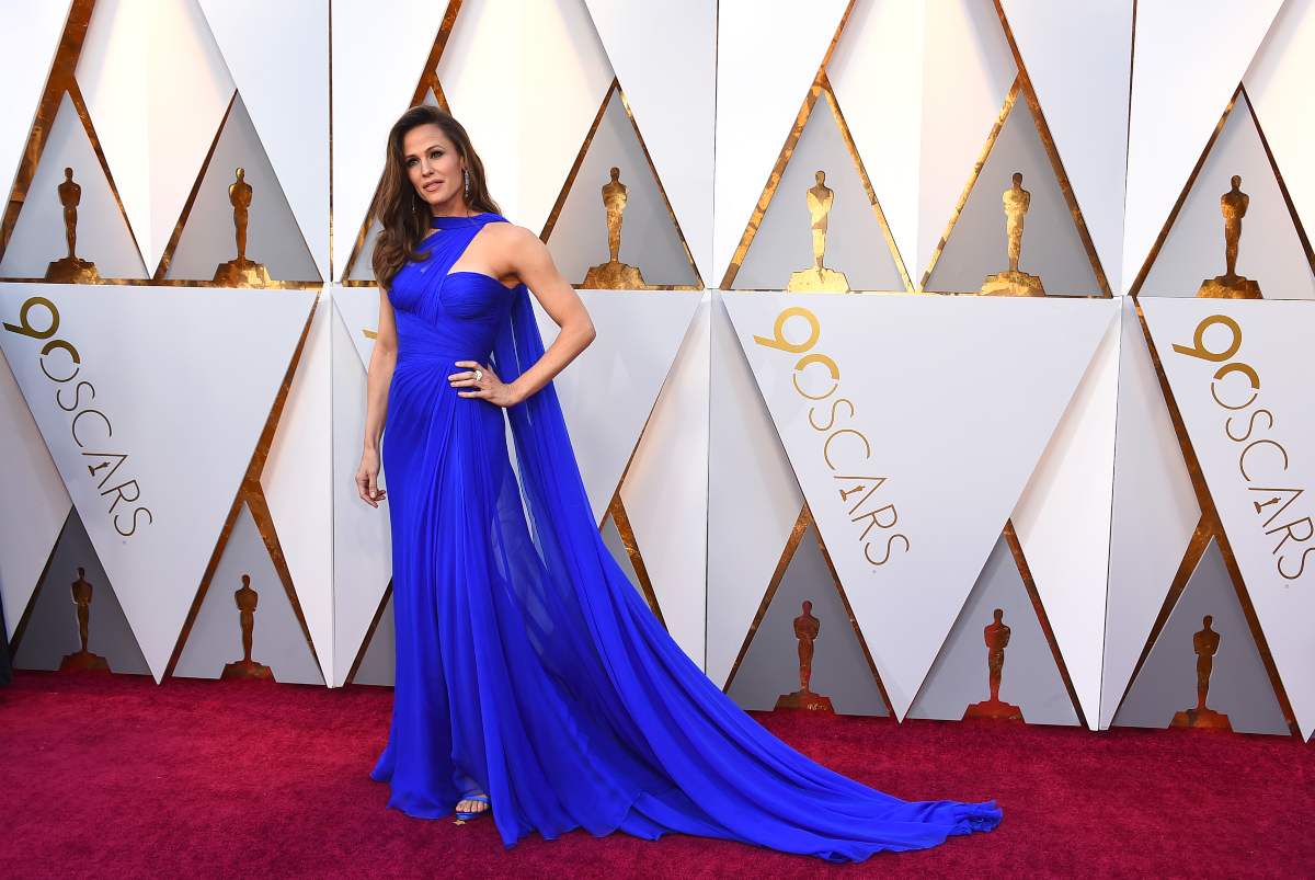 Jennifer Garner, sencilla y espectacular en rojo para la gala de los Oscar 2022