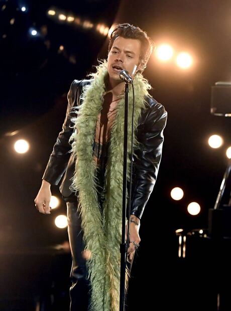 Harry Styles impacta con plumas en la noche de los Grammy 2021 / EFE