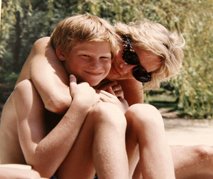 La princesa Diana junto al príncipe Harry / Foto: Archivo