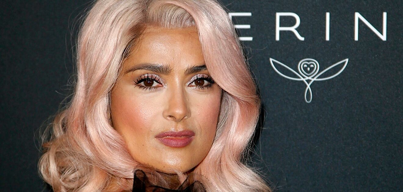 <p>Salma Hayek a sus 50 años sorprende con un look en tonalidad rosa.<strong> (Fotos: EFE, Instagram)</strong></p>
